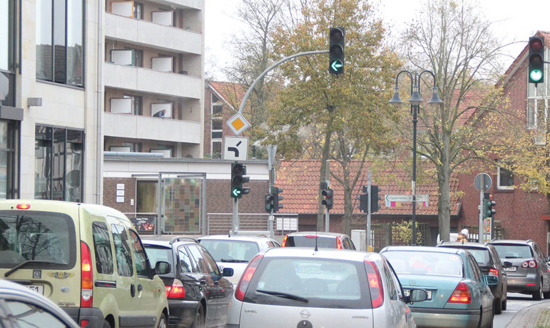 Das Nadelöhr wird weiter eingeengt: Ab dem 13. November wird die Signalanlage an der Ecke Brückstraße, Kirchplatz und Moorstraße erneuert. Dabei müssen auch Fahrbahnen halbseitig gesperrt werden.  jr