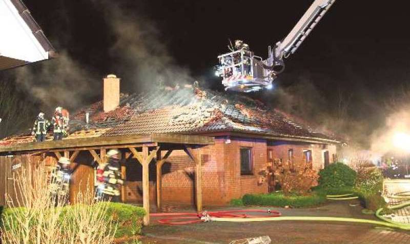 Brandbekämpfung von allen Seiten: Zum Löschen auch der letzten Flammen und Glutnester musste das Dach fast komplett abgedeckt werden. (red)