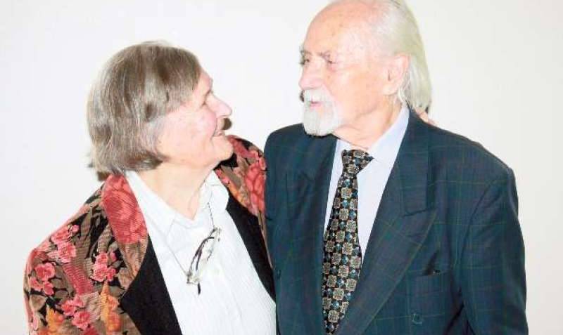 Verliebte Blicke: Rosemarie und Willi Schröder kommen immer noch und immer wieder gerne nach Kirchboitzen, dem Heimatort des 93-Jährigen. Die beiden sind seit 70 Jahren verheiratet. (gfs)