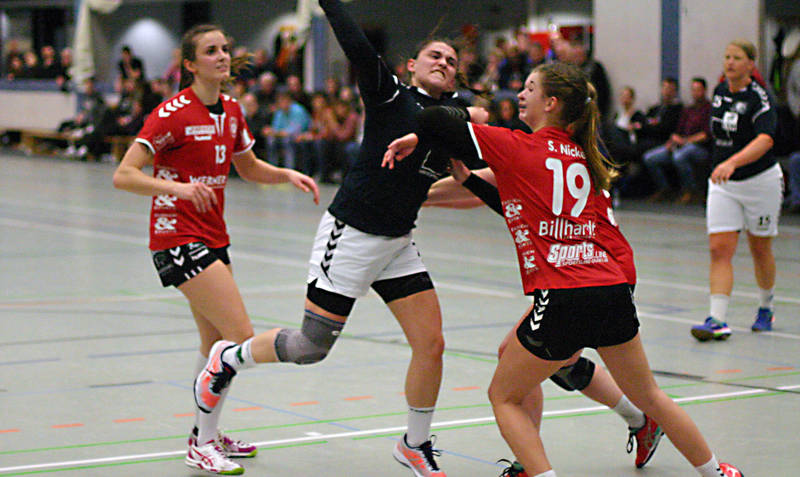 Anna Glück (beim Wurf) erzielte am Sonnabend drei Treffer beim 41:18-Kantersieg für die HSG Heidmark gegen den TuS Jahn Hollenstedt in der Handball-Oberliga.  Foto: ke