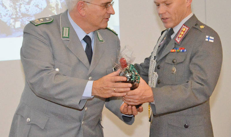 Interessanter Festvortrag: Oberstleutnant Bernhard Wein (links) bedankt sich bei Oberst Niclas von Bonsdorff, Verteidigungsattaché der finnischen Botschaft in Berlin.  at