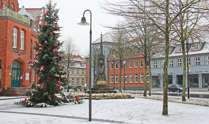 Gigant auf dem Kirchplatz: Auch der Weihnachtsbaum vor der Stadtkirche steht bereits. Foto: mä
