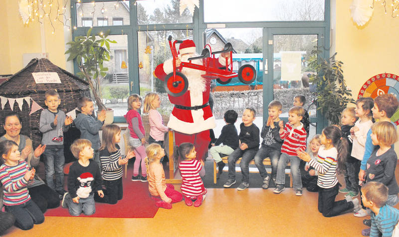 In geselliger Runde: Der Nikolaus fand sich in Dorfmark von jeder Menge aufgeregter Kindern umgeben. Foto: sw