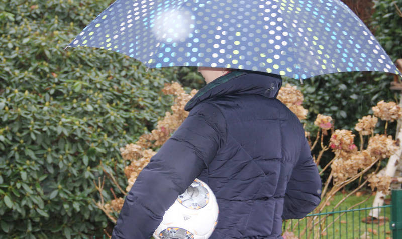 Regenschirm statt regem Spielbetrieb: Regen und Schneeschauer sorgen auch bei den angesetzten Nachholspielen im Fußball auf Kreis-und Bezirksebene an diesem Wochenende für Ausfälle. Foto: tk
