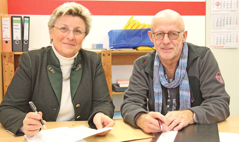 Projekt „Extremismus“ im Wahlpflichtkurs: Bad Fallingbostels Bürgermeisterin Karin Thorey und Lehrer Rolf Korn. Bild: ei
