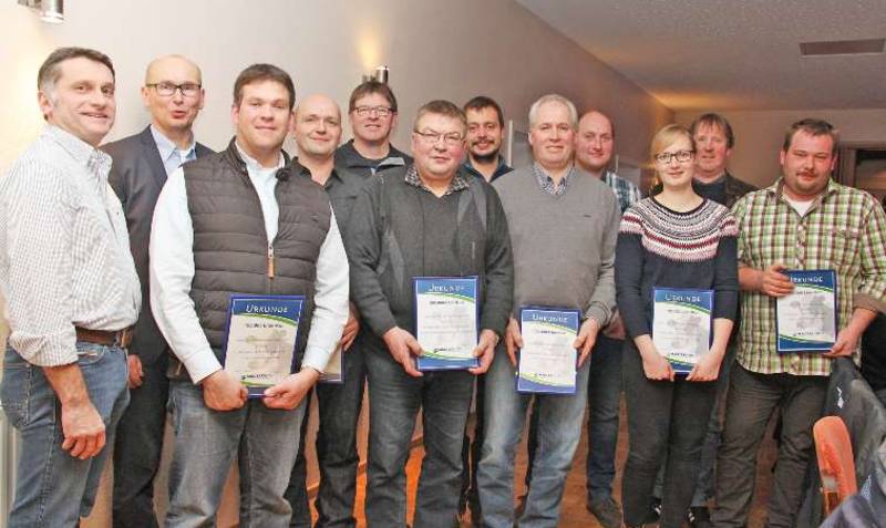 Dirk Tewes von der Masterrind GmbH (linkes Bild, links) und der erste Vorsitzende Cord Asche (2. von links) gratulierten den Vereinsmitgliedern zu den Urkunden für ihre Kühe, die in ihrem Leben mehr als 100.000 Liter Milch gegeben haben.  Foto: sta