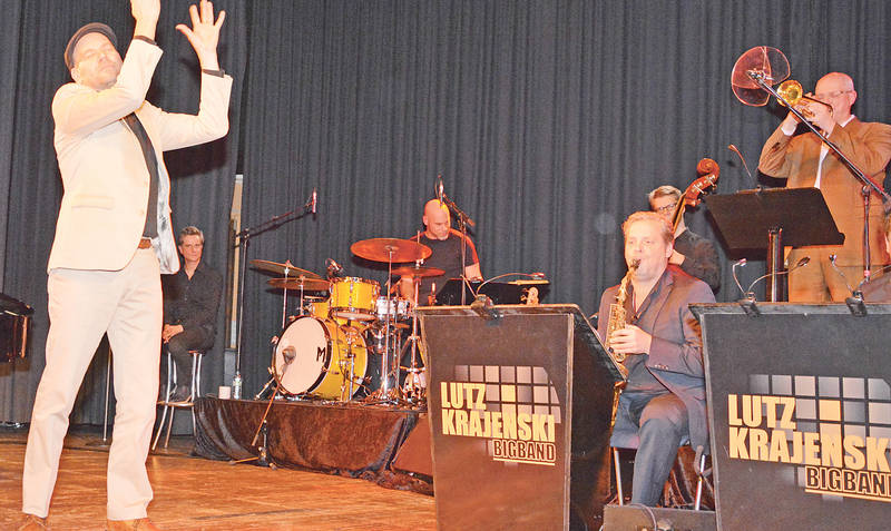 Voller Körpereinsatz: Lutz Krajenski (links) und seine Big Band begeisterten in der Walsroder Stadthalle. Bild: at