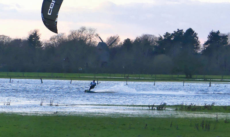 Wassersport zu Weihnachten? Kein Problem, dachte sich dieser Kitesurfer und befuhr kurzerhand die Hochwasserwiese bei Kirchwahlingen. Foto: Jens-Uwe Meyer
