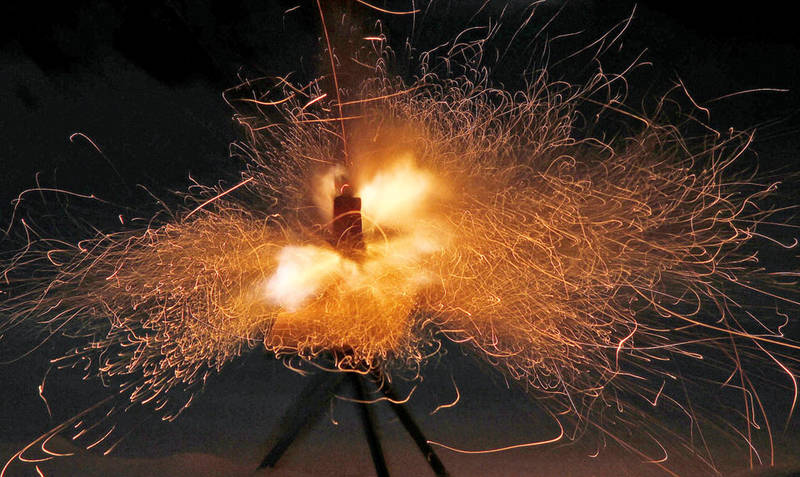 Gefährlicher Spaß: Silvester-Böller und andere Feuerwerkskörper sollten stets kontrolliert gezündet werden. Foto: red