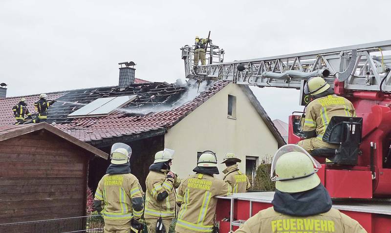 Zahlreiche Feuerwehren, darunter Rettungskräfte aus Mellendorf mit Drehleiter, bekämpften am Ostersonntag das Feuer in einem Wohnhaus in Schwarmstedt. Bild: Feuerwehr
