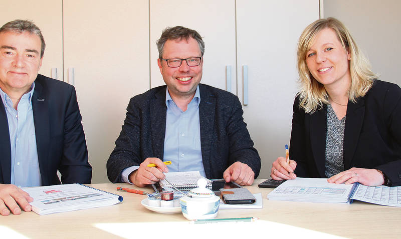 Zufrieden mit dem Zahlenwerk (von links): Martin Geisel, Björn Gehrs und Nina Kokott. Foto: mey