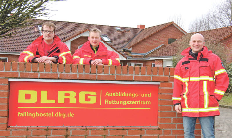 Marco Krallmann, Florian Tietgen und Arne Röhrs (von links) freuen sich darüber, dass die DLRG in Bad Fallingbostel ein Rettungszentrum einrichten kann. Bild: ei