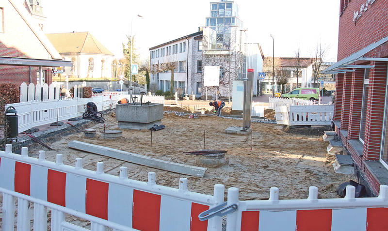Ausbau der Vogteistraße im Zentrum von Bad Fallingbostel: Der Gehweg am Rathaus ist fertig, der kleine Platz an der Eisdiele wird zurzeit neu gestaltet. Bild: ei