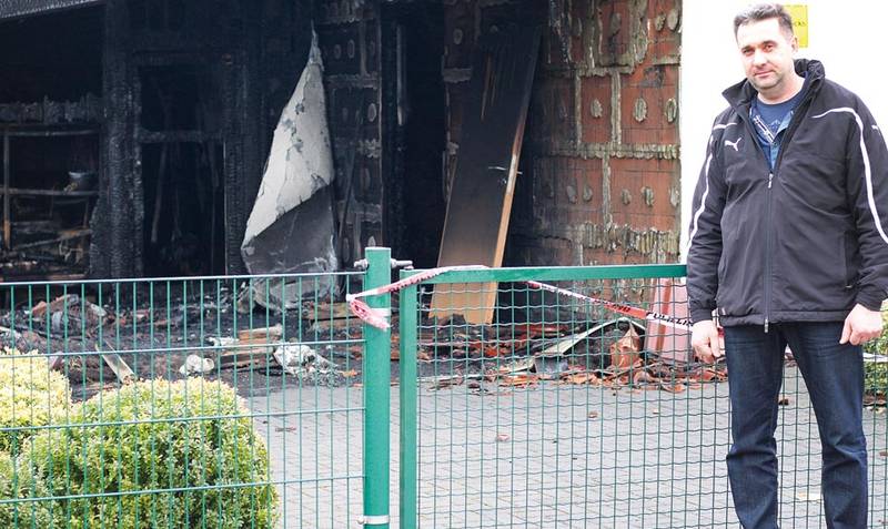 Nur noch eine Brandruine: Viktor Helwich rettete zwei Menschen aus einem brennendenden Wohnhaus in Schwarmstedt. Foto: mä