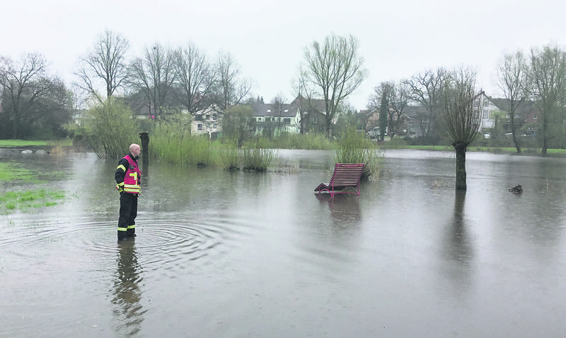 Aus dem Von-Notz-Park ist das Von-Notz-Bad geworden: Große Flächen in Dorfmark sind überschwemmt. Foto: Feuerwehr