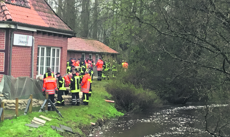 Knochenarbeit: Zahlreiche Helfer stapelten am durch das Hochwasser gefährdeten Restaurant in Dorfmark Sandsäcke. Foto: Jens Führer