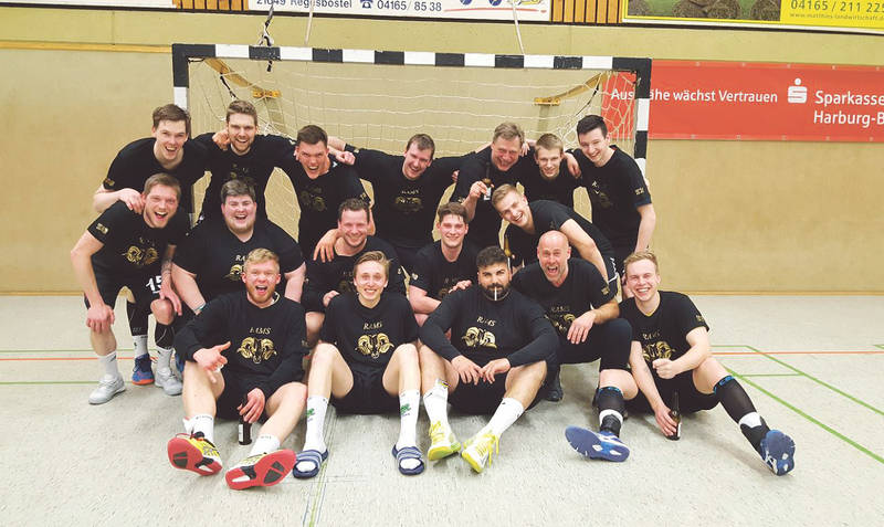 Jubel nach Abpfiff in Hollenstedt: Der frisch gebackene Handball-Landesliga-Meister HSG Heidmark posiert fürs erste Champions-Foto. Foto:  red