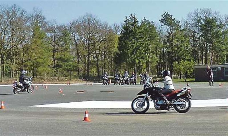 Sicherheitstraining der Verkehrswacht: Die Teilnehmer trainieren unter fachkundiger Anleitung mit ihren eigenen Motorrädern und Pkw.ham