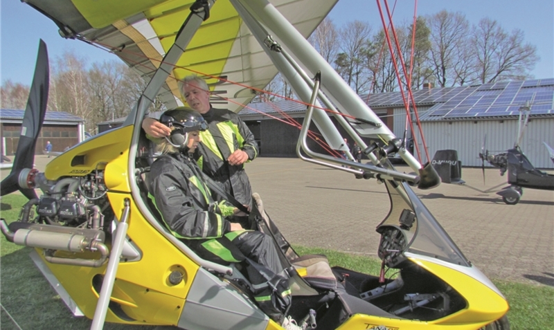 Gleich geht es in die Luft: Jenny Elvers sitzt hoch konzentriert im offenen Ultraleichtleichtflugzeug. Ihr Fluglehrer kontrolliert noch mal den Helm und gibt letzte Anweisungen. Gabriele Schmidt von Arndt