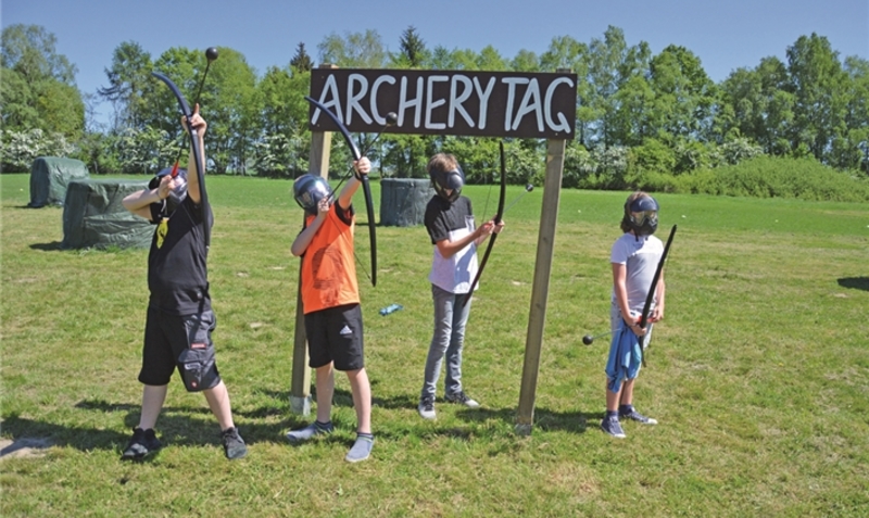 Mit Augenmaß: Zielsicherheit ist beim Archerytag (Paintball mit Pfeil und Bogen) vonnöten. at
