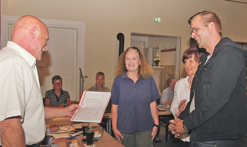 858 Unterschriften gegen die Logistikhalle: Der Buchholzer Bürgermeister Thomas Kliemann nahm eine Liste von Gudrun Schlechter, Jutta Haller und Phillip Warnecke (von links) in Empfang. mey