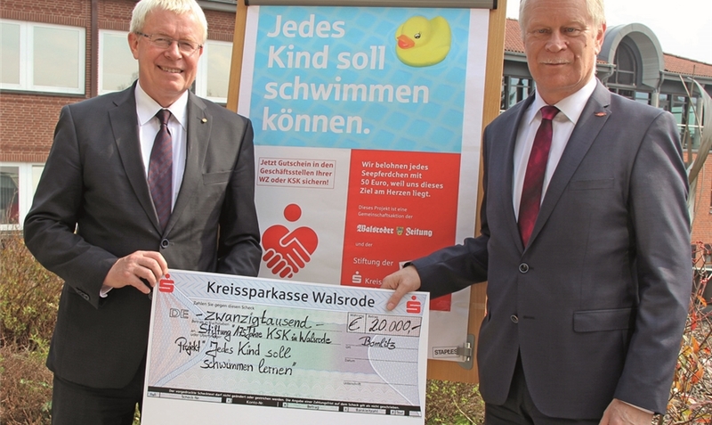 Bemerkenswerte Spende: Wolfgang Möller (rechts) bei der Scheckübergabe an Matthias Schröder von der KSK.red