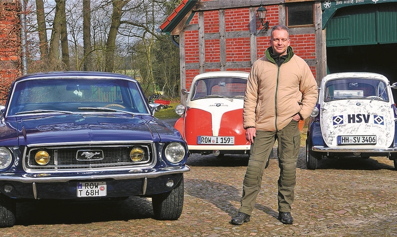 Ungleiche Schätze: Tobias Remus mit seinem Ford Mustang und den beiden Isettas.mk (2)
