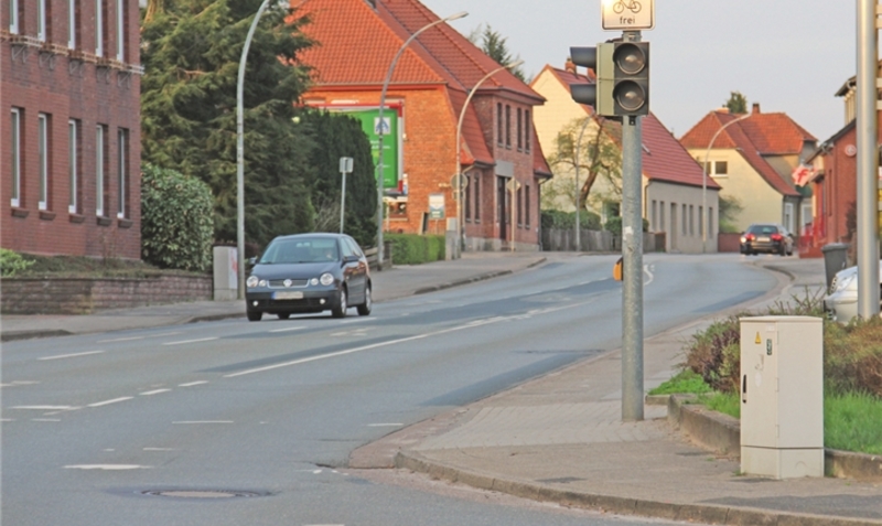 Keine seichte Überfahrt: Wer in Walsrode auf der Quintusstraße an den Einmündungen zu Rudolf-Diesel-Straße und Graesbecker Weg (Bild) nicht rechtzeitig bremst, landet eher unsanft auf der Straße. mä