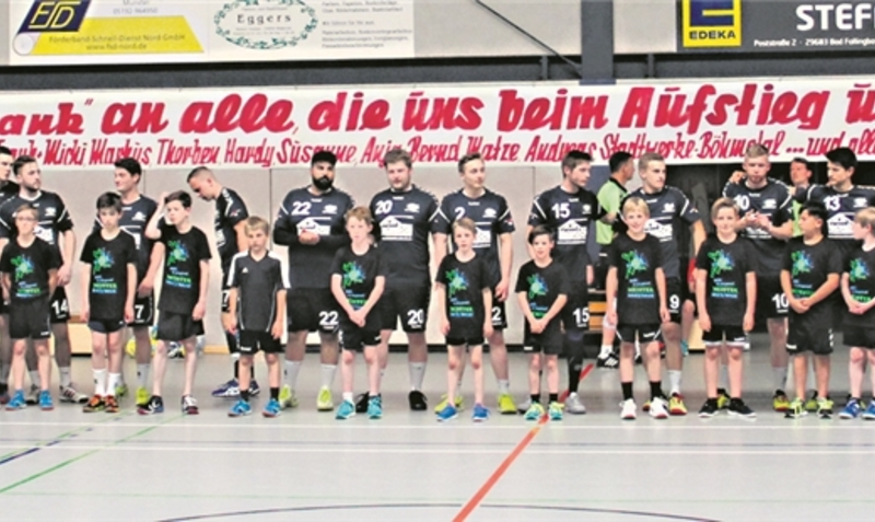 Zusammen mit Jugendmannschaften verabschiedeten sich die Heidmarker Handballer unter einem großen Banner von den Fans.