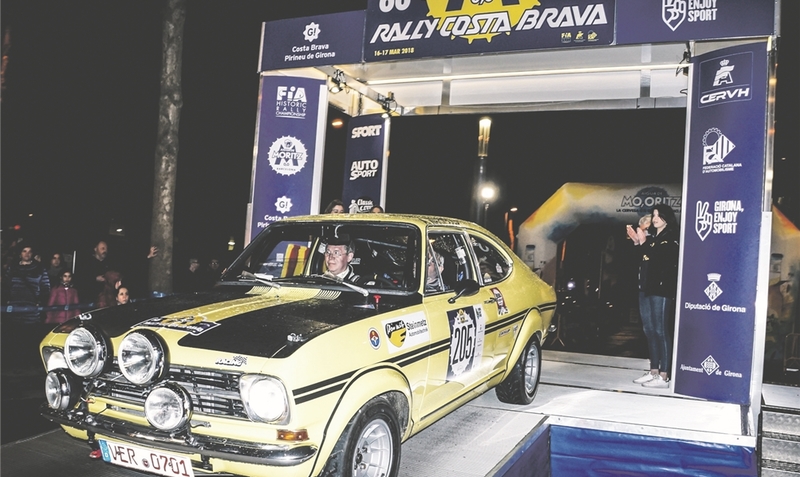 Adolf Ahrens und Werner Blank, hier beim Start mit ihrem Opel Rallye Kadett B von 1969, machten in einer Kurve Bekanntschaft mit den harten Pyrenäenfelsen und schieden aus. red (2)