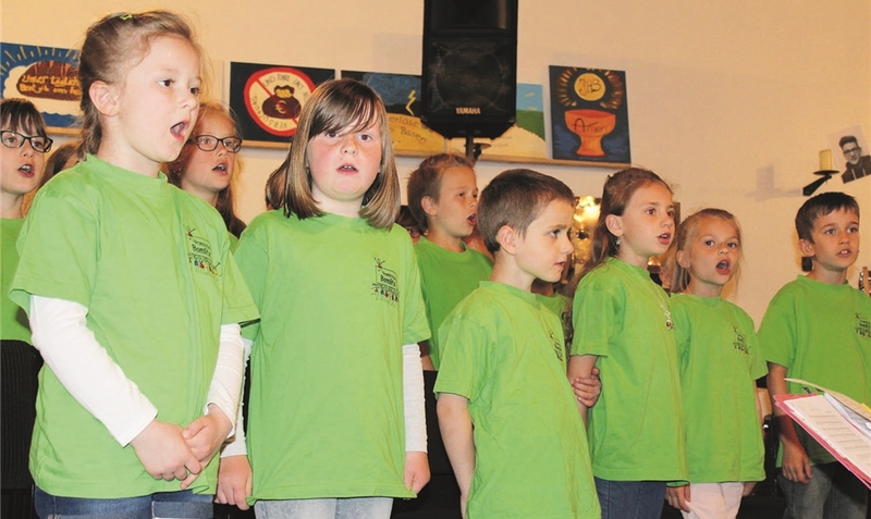 Auftritt in frischem Maigrün: Der Kinderchor der Grundschule Bomlitz trug Frühlingslieder zum Programm bei.red (2)