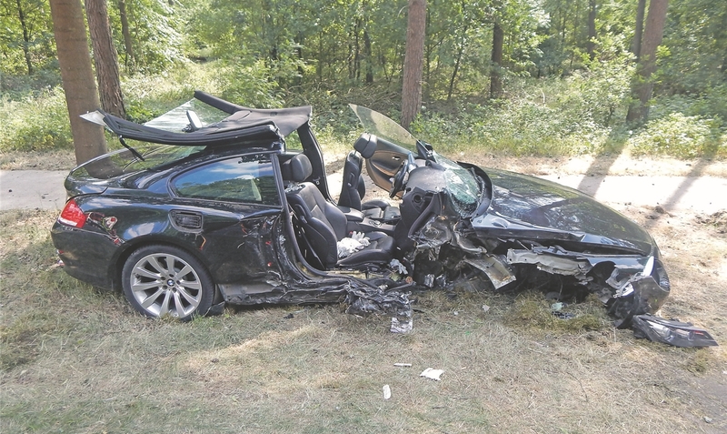 Nach Ausweichmanöver gegen Baum geprallt: In diesem BMW wurde der Beifahrer schwer verletzt.red