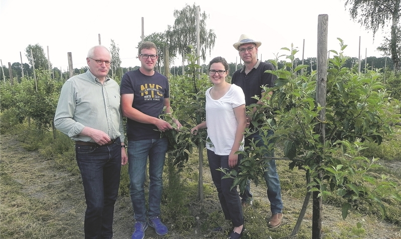 Eine junges Landwirtspaar, Dierk und Carina Brandt (Mitte), mit dem Kreislandvolkvorsitzenden Jochen Oestmann (re.) und Geschäftsführer Klaus Grünhagen (li.). rh