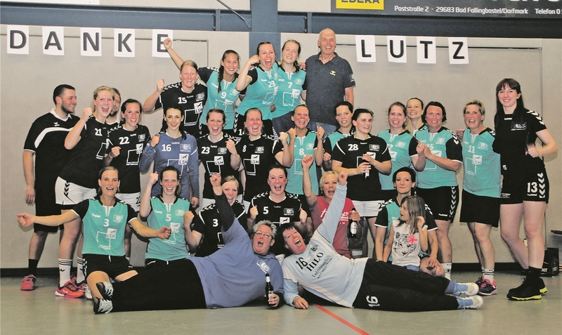 Ehemalige und aktuelle Heidmark-Spielerinnen vereint im Dank für ihren scheidenden Trainer Lutz Siemsglüß (oben re.) tk