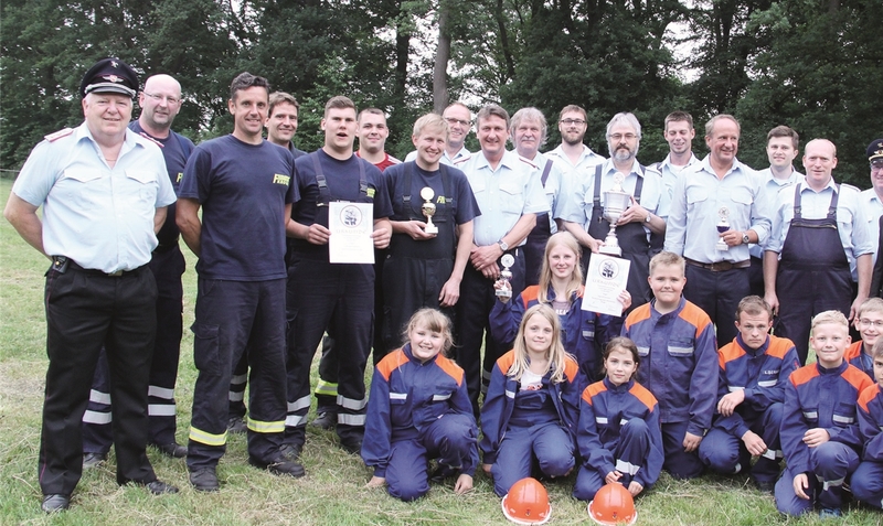 Die strahlenden Siegergruppen beim Gemeindewettbewerb der Feuerwehren in der Gemeinde Bomlitz. sta (2)/red