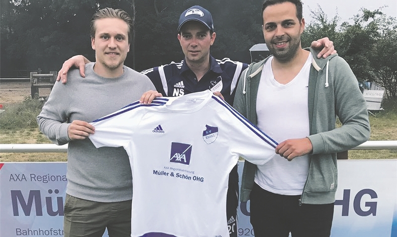 Sportwart Nico Söhnholz (Mitte) präsentiert die beiden Neuzugänge Hendrik Ziemke und Martin Engeldinger (v.li.), die künftig für Eintracht Leinetal spielen. red