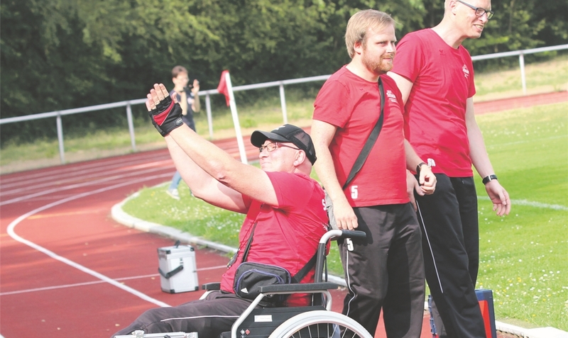 Gab selbst im Rollstuhl alles: Nordheides Trainer Peter Powels, nach einer Knie-Operation frisch aus dem Krankenhaus zum Aufstiegsspiel geeilt, hier mit rasanter Jubel-Wende Richtung Fans.