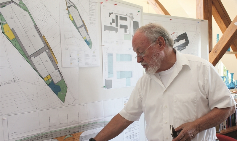 Pläne und noch mehr Pläne: EGRA-Geschäftsführer Dieter Moll braucht mittlerweile mehrere Aktenordner und Stellwände, wenn es um die Projekte auf dem Toschi-Gelände geht. Jetzt soll eine letzte asbestbelastete Brachfläche saniert werden.sw