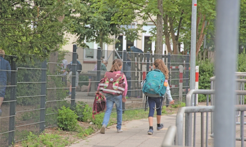 Zu Fuß - oder mit dem Auto: Auch zur Hermann-Löns-Grundschule nach Bad Fallingbostel werden viele Schüler gebracht. Dabei ist der Fußweg durchaus eine Bereicherung für die Kinder. jr