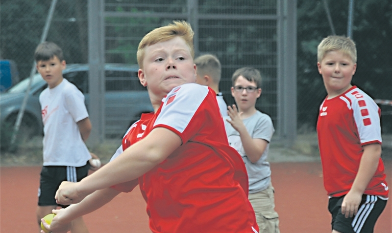 Nur 55 Kinder nahmen am Leichtathletik-Rundendenwettkampf in Schwarmstedt teil: Paul Jäh (beim Ballwurf) wurde Erster der Altersklasse M12. Sein Bruder Aaron (r.) wurde Zweiter der M10.