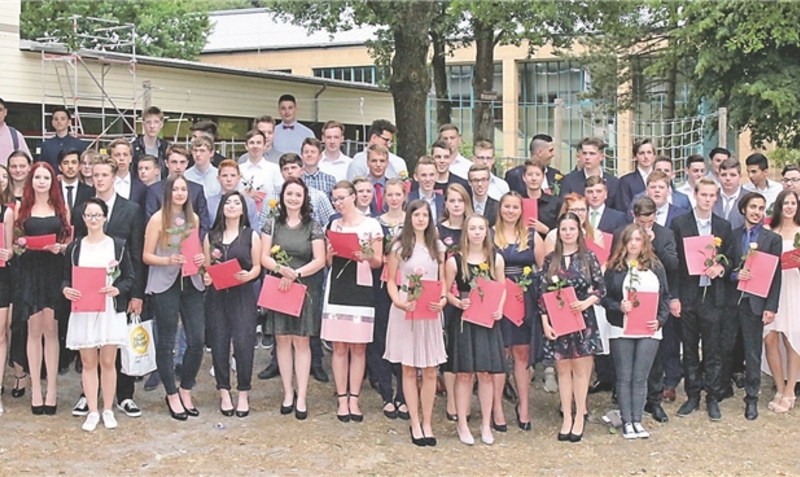Grund zum Feiern: Insgesamt 89 Schülerinnen und Schüler der Lieth-Schule, Oberschule in Bad Fallingbostel, erhielten am Donnerstag ihre Abschlusszeugnisse.ei (2)