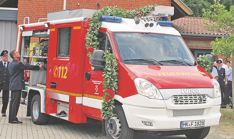Übergabe: Am Sonntag übernahm die Freiwillige Feuerwehr Marklendorf ihr neues wasserführendes Tragkraftspritzenfahrzeug.dl