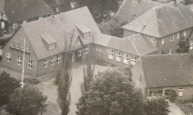 Luftaufnahme um 1940: Im Wesentlichen besteht die Form der Grundschule Hodenhagen noch heute.red (3)