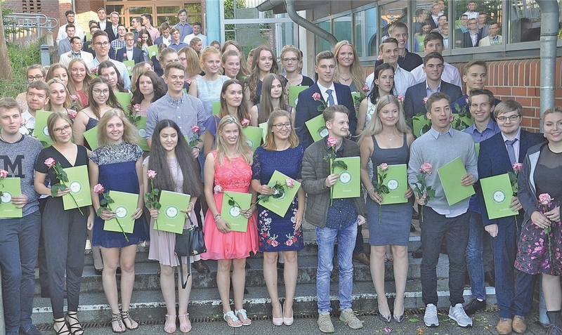 Geschafft: Stolz stellten sich die Abiturienten der KGS Schwarmstedt zum Gruppenfoto auf.bä