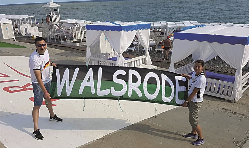 Sotchi, am Schwarzen Meer gelegen, ist eine Reise wert: Marcus Graf aus Walsrode und seine Freundin Jesscia Biener bereiten das weltweit bekannt Banner auf der Promenade aus.