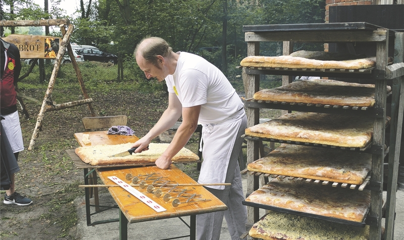 Bäckermeister Andreas Eickhoff machte die Arbeit mit dem von Grund auf sanierten Lehmbackofen sichtlich großen Spaß. al