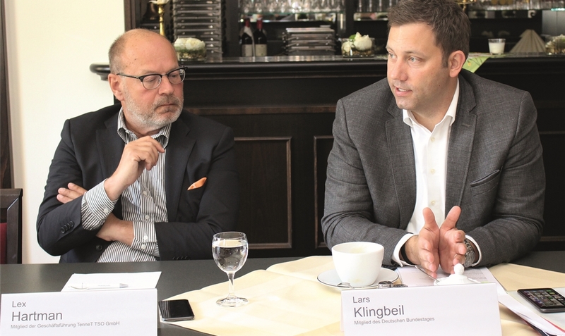Wahlkreis-Termin: Der SPD-Bundestagsabgeordnete Lars Klingbeil (re.) hatte Lex Hartman von TenneT eingeladen. Das Unternehmen plant die Stromtrasse SuedLink.sw