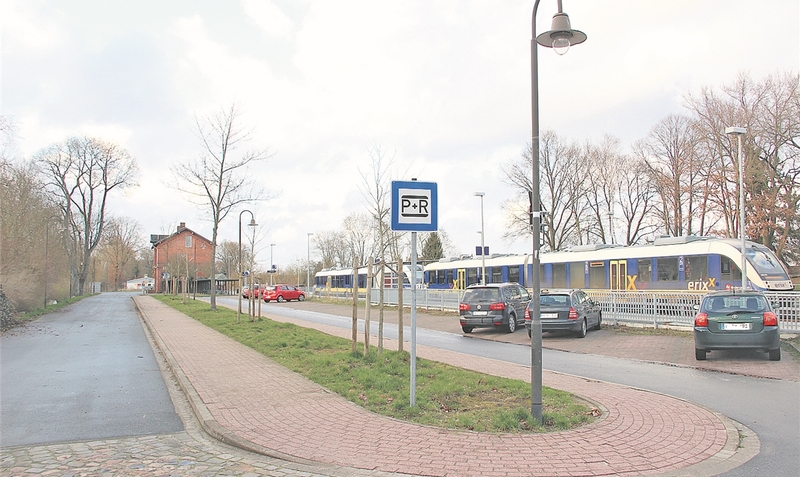 Mehr Platz für Pendler: Die Gemeinde Hodenhagen verfolgt nach wie vor den Plan für einen dritten Bauabschnitt der Park-and- Ride-Anlage am Bahnhof.Archiv mey