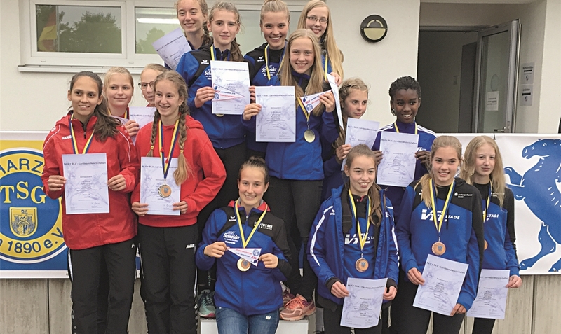 Die weibliche U16-Mannschaft des TV Jahn Walsrode (Mitte) freute sich bei der Siegerehrung über den errungenen Landesmeistertitel. ta