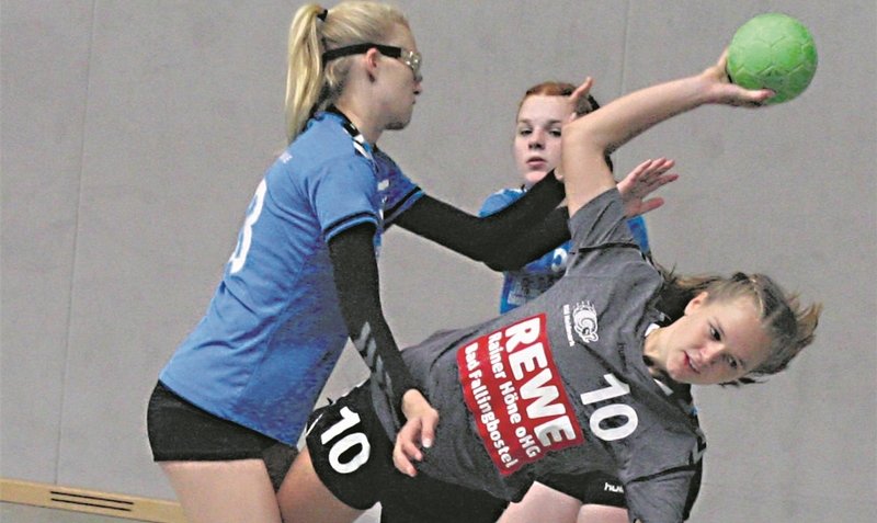 Die A-Jugend der HSG Heidmark (Bild: die 14-fache Torschützin Lena Engelke mit einer spektakulären Einlage) sicherte sich die Qualifikation zur Landesliga. ke